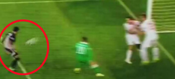 Se Gibraltar-keeperen skyte ballen i eget mål Se Gibraltar-keeperen skyte ballen i eget mål