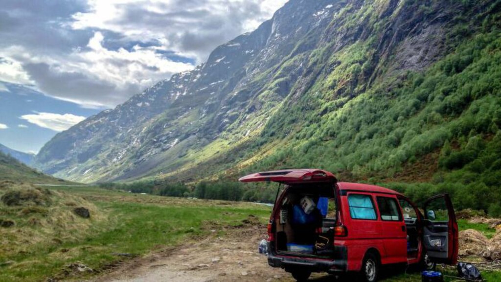MULTIVERKTØY: En vanlig rød varebil for noen - transportmiddel, hjem og kontor for Tomaszewicz og kameratene. Foto: Lanor Productions MULTIVERKTØY: En vanlig rød varebil for noen - transportmiddel, hjem og kontor for Tomaszewicz og kameratene. Foto: Lanor Productions
