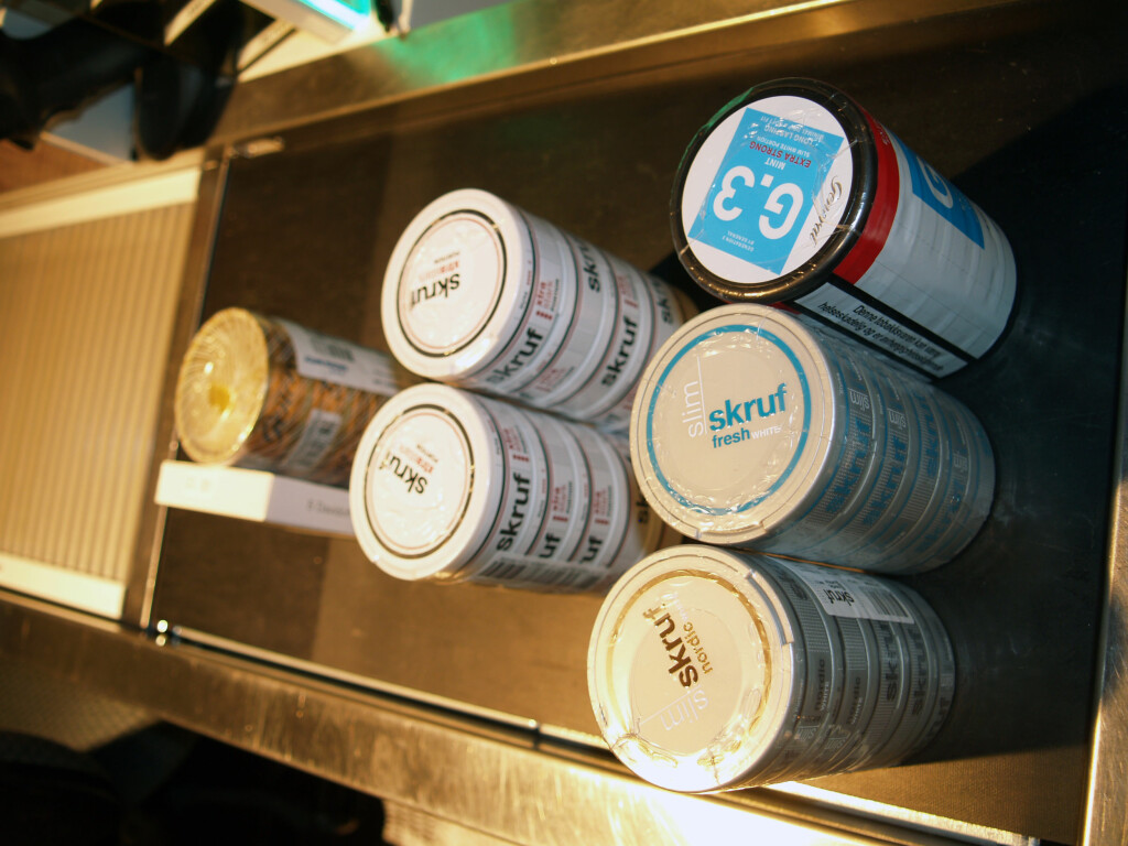 SNUS-KVOTA: Vekten avgjør, dermed får du flere pakker av porsjonssnus og ikke minst av slimvarianten, enn løssnus, med på kvota. Foto: BERIT B. NJARGA SNUS-KVOTA: Vekten avgjør, dermed får du flere pakker av porsjonssnus og ikke minst av slimvarianten, enn løssnus, med på kvota. Foto: BERIT B. NJARGA