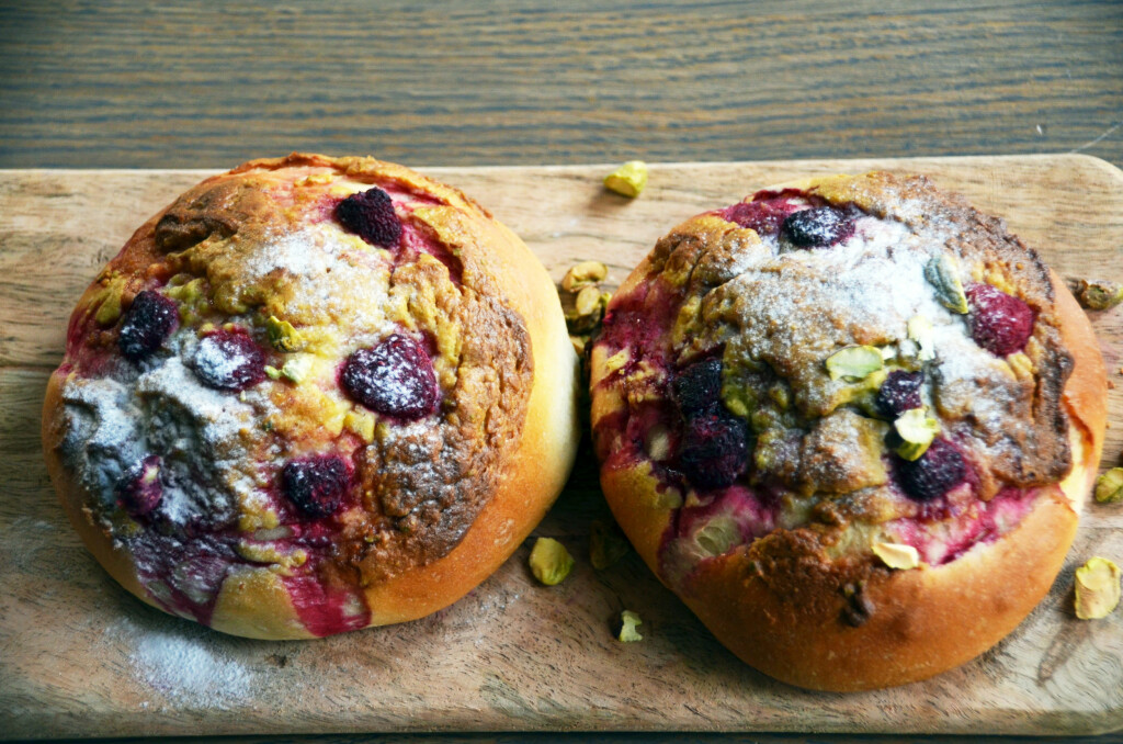 MED PISTASJKREM: Bollekinn med pistasjkrem og bringebær med et dryss av melis på toppen Foto: CAMILLA JOHANSEN MED PISTASJKREM: Bollekinn med pistasjkrem og bringebær med et dryss av melis på toppen Foto: CAMILLA JOHANSEN