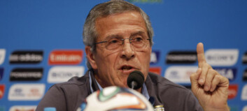 Forsvarte Suárez, angrep media, trakk seg fra FIFA-komité og forlot rommet til applaus Forsvarte Suárez, angrep media, trakk seg fra FIFA-komité og forlot rommet til applaus
