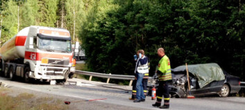 En person død etter krasj mellom tankbil og personbil En person død etter krasj mellom tankbil og personbil