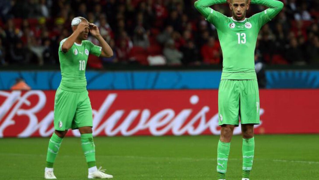 <strong>LIKE VED:</strong> Islam Slimani (til høyre) og Sofiane Fedhouli fortviler etter 1 - 2 tapet i åttedelsfinalen. FOTO EPA/Oliver Weiken. <strong>LIKE VED:</strong> Islam Slimani (til høyre) og Sofiane Fedhouli fortviler etter 1 - 2 tapet i åttedelsfinalen. FOTO EPA/Oliver Weiken.