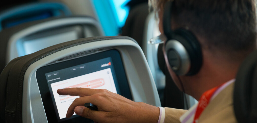 Bruk egne hodetelefoner på flyet Bruk egne hodetelefoner på flyet