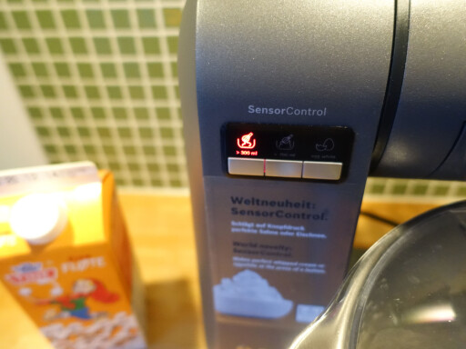 KREMPROGRAM: Bosch' nye utgave av kjøkkenmaskinen MaxxiMUM med SensorControl har et automatisk krempiskeprogram. Foto: ELISABETH DALSEG KREMPROGRAM: Bosch' nye utgave av kjøkkenmaskinen MaxxiMUM med SensorControl har et automatisk krempiskeprogram. Foto: ELISABETH DALSEG