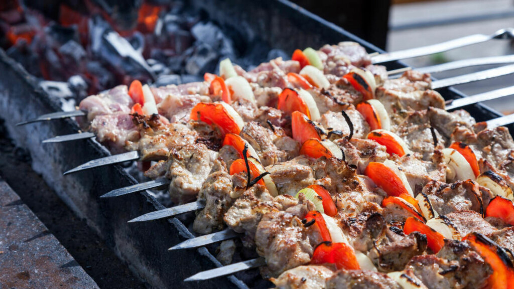 SØTLIG OG SMAKFULLT: Hamburger, kylling, grillspyd eller større kjøttstykker på grillen? Her er vinene du bør prøve. Foto: COLOURBOX SØTLIG OG SMAKFULLT: Hamburger, kylling, grillspyd eller større kjøttstykker på grillen? Her er vinene du bør prøve. Foto: COLOURBOX