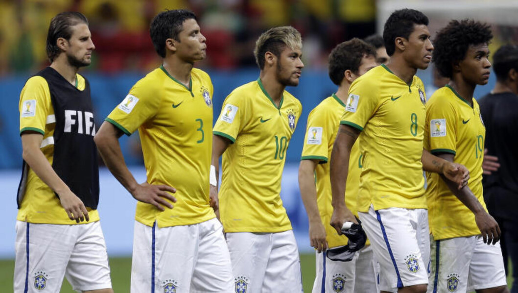 <strong>DEPPET:</strong> De brasilianske spillerne med Neymar i spissen var ikke spesielt høye i hatten da de gikk av banen i natt. FOTO: NTB SCANPIX <strong>DEPPET:</strong> De brasilianske spillerne med Neymar i spissen var ikke spesielt høye i hatten da de gikk av banen i natt. FOTO: NTB SCANPIX