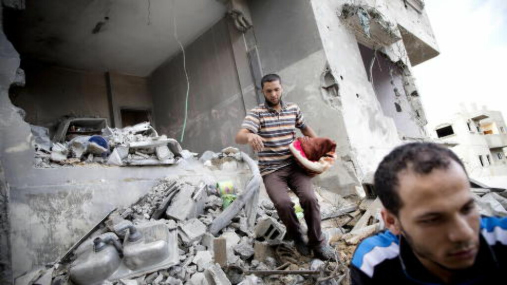 RAKETTANGREP: Til sammen 21 personer ble drept i et rakettangrep siktet mot huset til politisjefen på Gazastripen, Tayseer al-Batsh. Han er livstruende skadet, mens mange av de drepte er medlemmer av familien hans. Foto: Tomm W. Christiansen / Dagbladet RAKETTANGREP: Til sammen 21 personer ble drept i et rakettangrep siktet mot huset til politisjefen på Gazastripen, Tayseer al-Batsh. Han er livstruende skadet, mens mange av de drepte er medlemmer av familien hans. Foto: Tomm W. Christiansen / Dagbladet