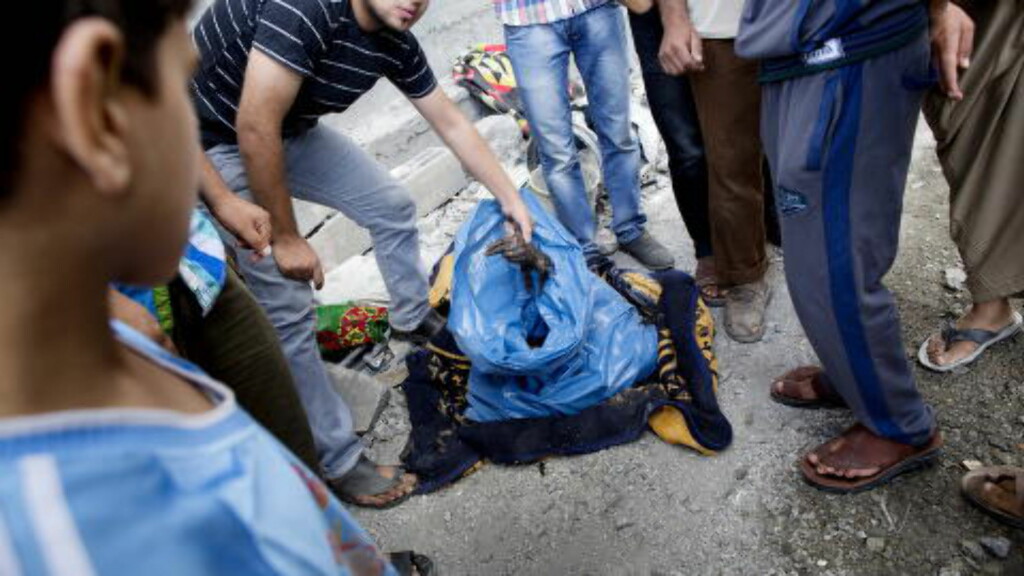 LETER ETTER DØDE: Slektninger og naboer av Batsh-familien i Tofah-nabolaget i Gaza har funnet kroppsdeler fra sine venner og kjente. Foto: Tomm W. Christiansen / Dagbladet LETER ETTER DØDE: Slektninger og naboer av Batsh-familien i Tofah-nabolaget i Gaza har funnet kroppsdeler fra sine venner og kjente. Foto: Tomm W. Christiansen / Dagbladet