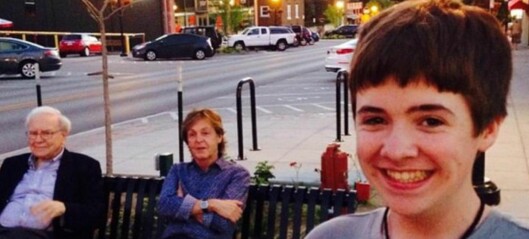 Her tar Tom (16) selfie med to av verdens mest innflytelsesrike menn på en benk i Omaha Her tar Tom (16) selfie med to av verdens mest innflytelsesrike menn på en benk i Omaha