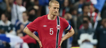 Hangeland trener fortsatt alene en måned etter Fulham-sparkingen Hangeland trener fortsatt alene en måned etter Fulham-sparkingen
