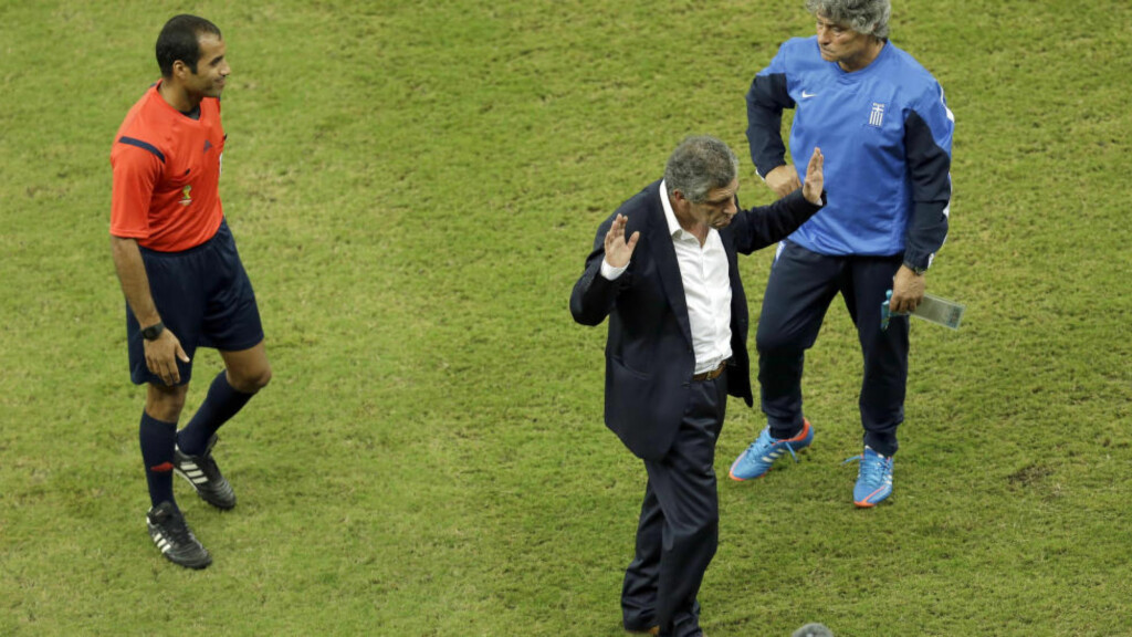  UTESTENGES:  Hellas' VM-trener Fernando Santos utestenges i åtte kamper, etter at han ble utvist under ekstraomgangene i åttedelsfinalen mot Costa Rica. Foto: AP Photo/Hassan Ammar/NTB Scanpix