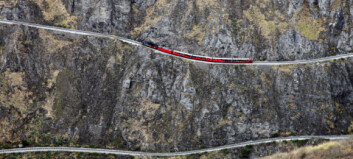 Må kjøre sikksakk forlengs og baklengs 100 meter ned, for å få toget forbi «Djevelens nese» Må kjøre sikksakk forlengs og baklengs 100 meter ned, for å få toget forbi «Djevelens nese»