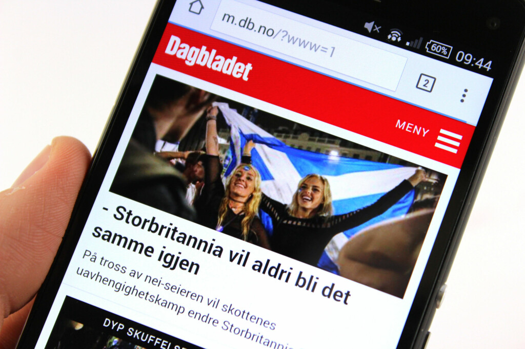 EN LITEN IRRITASJON: Sensorene fra berøringsflaten er synlige, akkurat som på Xperia Z2. Om vi ser godt nok etter, kan vi derfor se streker langs skjermen. Foto: KIRSTI ØSTVANG: EN LITEN IRRITASJON: Sensorene fra berøringsflaten er synlige, akkurat som på Xperia Z2. Om vi ser godt nok etter, kan vi derfor se streker langs skjermen. Foto: KIRSTI ØSTVANG:
