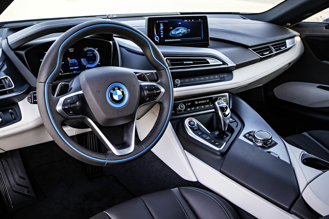<strong><b>TEKNO-MODERNE:</strong></b> BMW i8 har et interiør som fortsatt kan minne mye om konseptbilen. De har våget: Det synes vi er bra. Foto: BMW <strong><b>TEKNO-MODERNE:</strong></b> BMW i8 har et interiør som fortsatt kan minne mye om konseptbilen. De har våget: Det synes vi er bra. Foto: BMW