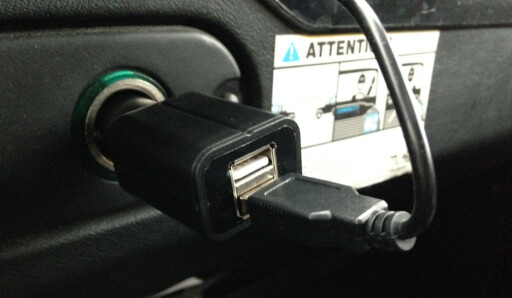 12-volt hentes fra sigarettenneren. Legg merke til at du får en ekstra USB-kontakt. Dermed kan du lade mobilen samtidig som du bruker radioen. Foto: ØYVIND PAULSEN 12-volt hentes fra sigarettenneren. Legg merke til at du får en ekstra USB-kontakt. Dermed kan du lade mobilen samtidig som du bruker radioen. Foto: ØYVIND PAULSEN
