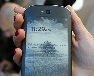 YotaPhone 2 har to berøringsskjermer YotaPhone 2 har to berøringsskjermer