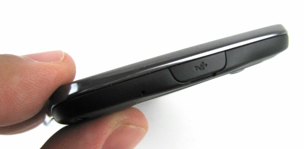 Kun microUSB-kontakten er beskyttet bak et gummideksel. Bra, for vi kan egentlig ikke fordra slike. Foto: Bjørn Eirik Loftås Kun microUSB-kontakten er beskyttet bak et gummideksel. Bra, for vi kan egentlig ikke fordra slike. Foto: Bjørn Eirik Loftås
