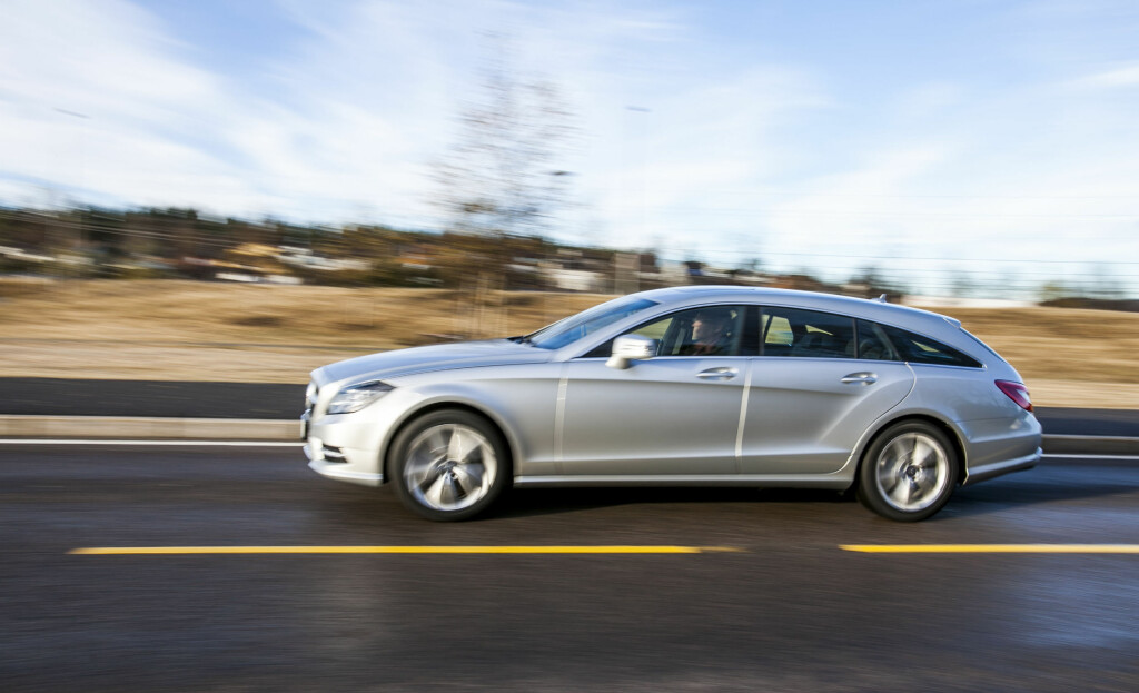 Først ute igjen: Mercedes har tatt CLS-konseptet et hakk videre med denne elegante (synes i hvert fall vi) stasjonsvognutgaven i Shooting Brake-utførelse. Vi kjørte versjonen 250 CDI. Men har du råd, gå heller for V6-motor. Foto: Per Ervland Først ute igjen: Mercedes har tatt CLS-konseptet et hakk videre med denne elegante (synes i hvert fall vi) stasjonsvognutgaven i Shooting Brake-utførelse. Vi kjørte versjonen 250 CDI. Men har du råd, gå heller for V6-motor. Foto: Per Ervland