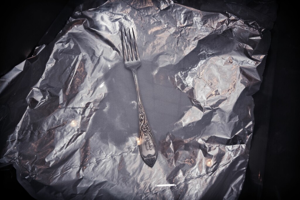 SMART: Det tar ikke alt, men sølvet skinner langt blankere etter en omgang i vasken med salt og aluminiumsfolie. Foto: LISA DAHLBAK JACOBSEN SMART: Det tar ikke alt, men sølvet skinner langt blankere etter en omgang i vasken med salt og aluminiumsfolie. Foto: LISA DAHLBAK JACOBSEN