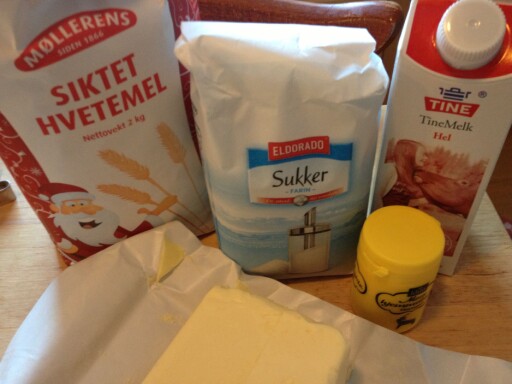 Disse fem ingrediensene trenger du for å lage kakemenn helt selv. Det er enkelt, det! Foto: Berit B. Njarga Disse fem ingrediensene trenger du for å lage kakemenn helt selv. Det er enkelt, det! Foto: Berit B. Njarga
