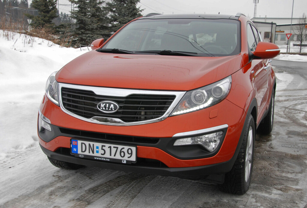 I Norge var det lange ventetider på Kia Sportage. I Tyskland stod biler for salg. I Norge var det lange ventetider på Kia Sportage. I Tyskland stod biler for salg.