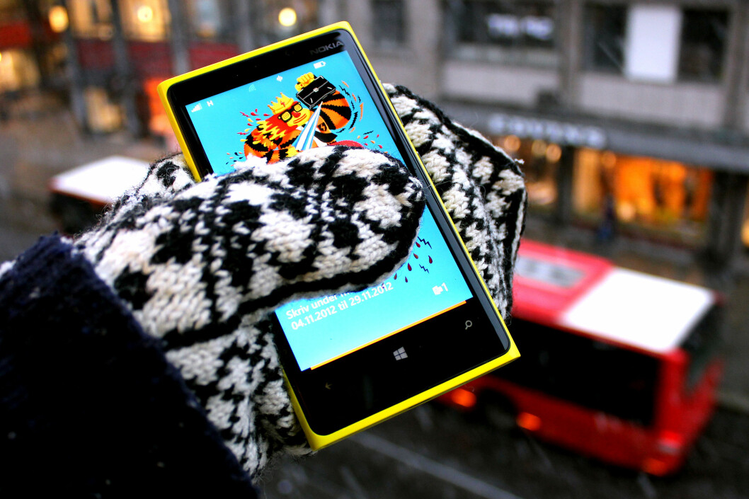 <strong>HANSKER HANSKER:</strong> Nokia Lumia 920 takler både hansker og votter, men sliter litt med å oppdage bevegelsene våre i kulda. Foto: Ole Petter Baugerød Stokke <strong>HANSKER HANSKER:</strong> Nokia Lumia 920 takler både hansker og votter, men sliter litt med å oppdage bevegelsene våre i kulda. Foto: Ole Petter Baugerød Stokke