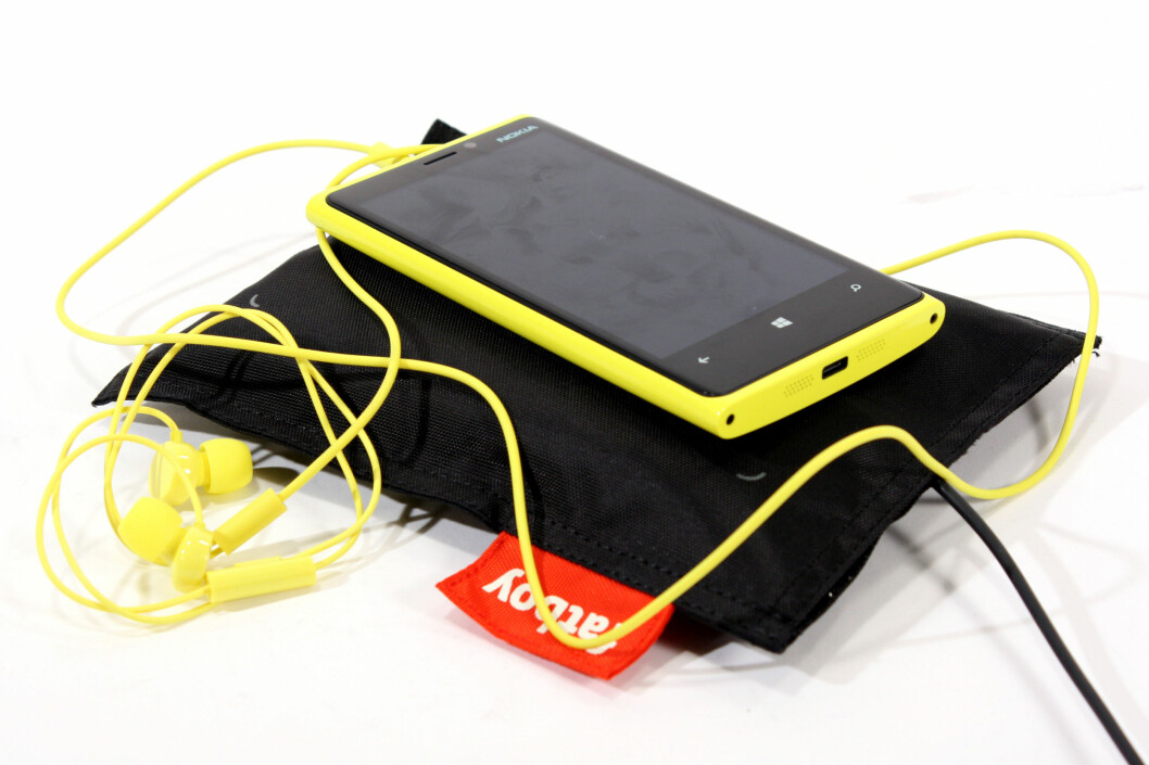 <strong>PUTEKOS:</strong> Nokia Lumia 920 kan legges ned på ladeputer som denne, for å lade trådløst. Merk også de matchende ørepluggene, som følger med mobilen. Foto: Ole Petter Baugerød Stokke <strong>PUTEKOS:</strong> Nokia Lumia 920 kan legges ned på ladeputer som denne, for å lade trådløst. Merk også de matchende ørepluggene, som følger med mobilen. Foto: Ole Petter Baugerød Stokke