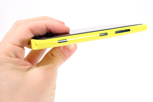 <strong>KAMERAKNAPP:</strong> Nokia Lumia 920 har, som alle andre Windows Phone-telefoner, en egen kameraknapp. Fint for de som liker det. Foto: Ole Petter Baugerød Stokke <strong>KAMERAKNAPP:</strong> Nokia Lumia 920 har, som alle andre Windows Phone-telefoner, en egen kameraknapp. Fint for de som liker det. Foto: Ole Petter Baugerød Stokke