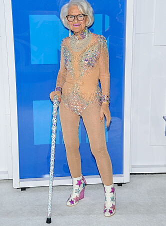 GLITTERSTOKK OG DISCOSKO: 88 år gamle Helen har flere ganger blitt omtalt som tidenes råeste bestemor. Dette antrekket fra i natt forsterket påstanden. Foto: Mario Santoro /AdMedia, NTB scanpix GLITTERSTOKK OG DISCOSKO: 88 år gamle Helen har flere ganger blitt omtalt som tidenes råeste bestemor. Dette antrekket fra i natt forsterket påstanden. Foto: Mario Santoro /AdMedia, NTB scanpix