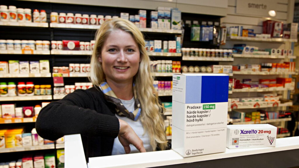 STORT SALG:Farmasøyt på Akotek1, Anne Fjellestad, viser fram en av bestselgerne. Foto: TORBJØRN BERG STORT SALG:Farmasøyt på Akotek1, Anne Fjellestad, viser fram en av bestselgerne. Foto: TORBJØRN BERG