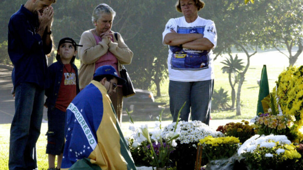 MINNES SENNA: Sørgende fans legger ned blomster på grava til Ayrton Senna, på dagen 20 år etter at formel 1-legenden omkom i en forferdelig ulykke på Imola-banen i 1994. Foto: Paulo Whitaker / Reuters / NTB Scanpix MINNES SENNA: Sørgende fans legger ned blomster på grava til Ayrton Senna, på dagen 20 år etter at formel 1-legenden omkom i en forferdelig ulykke på Imola-banen i 1994. Foto: Paulo Whitaker / Reuters / NTB Scanpix