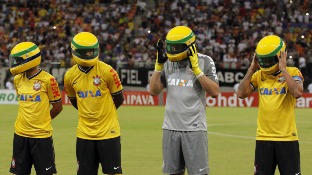 HYLLET SENNA: Fotballspillere på det brasilianske laget Corinthians markerer 20-årsjubileumet for Ayrton Sennas død ved å hylle formel 1-legenden med å stille seg opp i formel 1-hjelm før kampen mot Nacional. Foto: Bruno Kelly / NTB Scanpix HYLLET SENNA: Fotballspillere på det brasilianske laget Corinthians markerer 20-årsjubileumet for Ayrton Sennas død ved å hylle formel 1-legenden med å stille seg opp i formel 1-hjelm før kampen mot Nacional. Foto: Bruno Kelly / NTB Scanpix