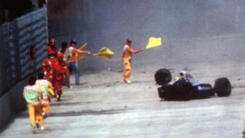 DØDSKRASJ: Ayrton Senna overlevde ikke denne krasjen i Tamburello-svingen under San Marino Grand Prix 1. mai 1994. Foto: AP / NTB Scanpix DØDSKRASJ: Ayrton Senna overlevde ikke denne krasjen i Tamburello-svingen under San Marino Grand Prix 1. mai 1994. Foto: AP / NTB Scanpix