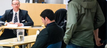 Dekket seg til og gråt da de møtte i retten, mistenkt for drap på fosterdatteren (8) Dekket seg til og gråt da de møtte i retten, mistenkt for drap på fosterdatteren (8)