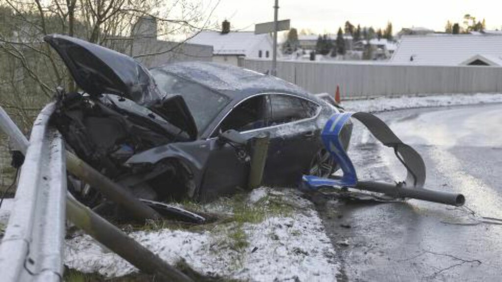 STYGG KRASJ: Slik så bilen til Petter Northug ut etter krasjen natt til søndag.
Foto: Henrik Sundgård / NTB scanpix STYGG KRASJ: Slik så bilen til Petter Northug ut etter krasjen natt til søndag.
Foto: Henrik Sundgård / NTB scanpix