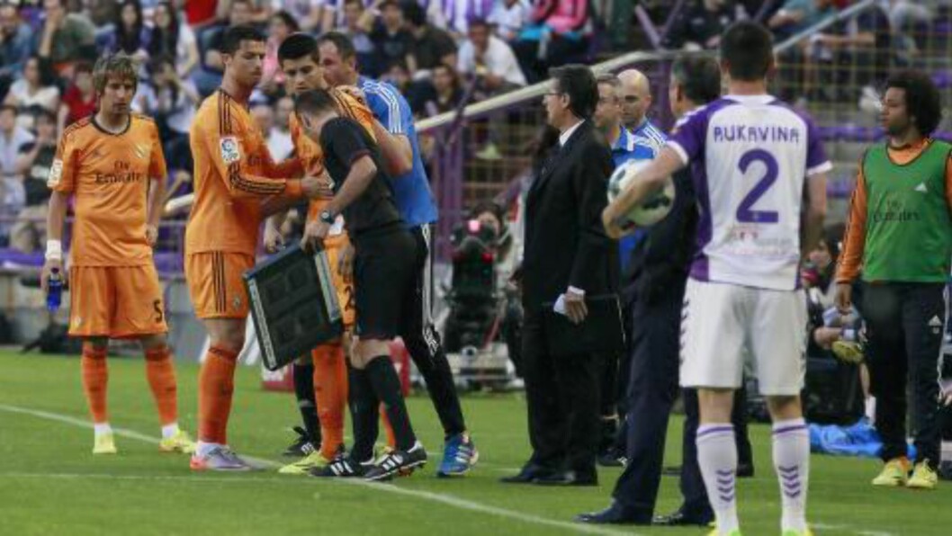 <strong>BYTTET UT:</strong> Cristiano Ronaldo hinket av banen etter bare åtte minutter. Hva som feiler stjerna, er uvisst. Foto: EPA/R.GARCIA <strong>BYTTET UT:</strong> Cristiano Ronaldo hinket av banen etter bare åtte minutter. Hva som feiler stjerna, er uvisst. Foto: EPA/R.GARCIA