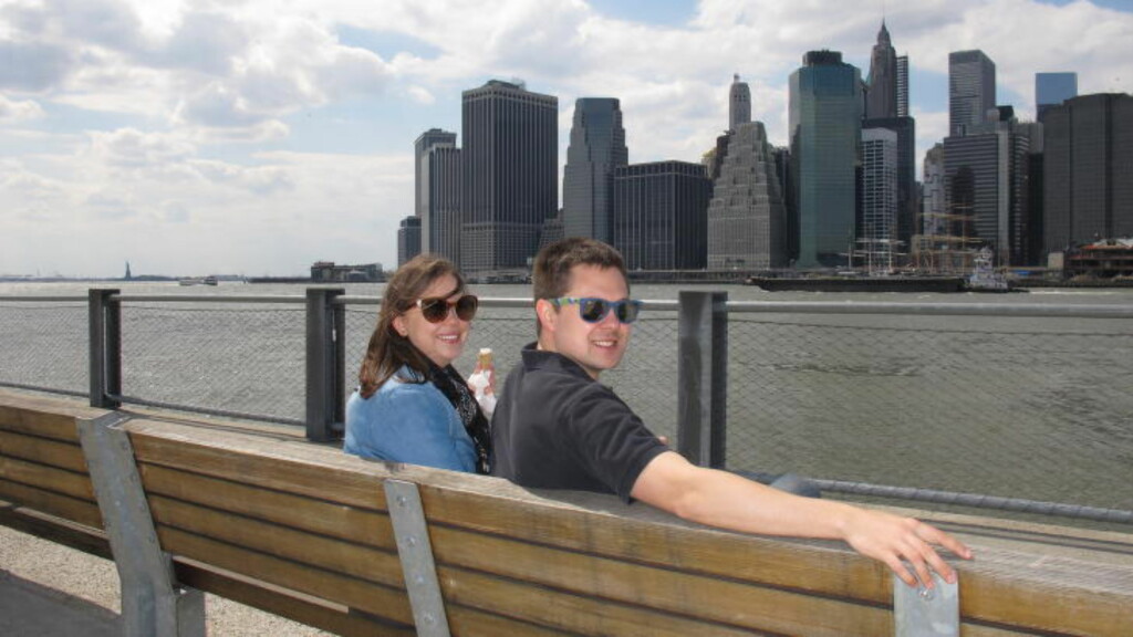 UTSIKT TIL ROMANTIKK: Ekteparet Andrea og Allen Jordan er fra Ohio og nyter utsikten fra Brooklyn Bridge Park. Foto: VEGARD KRISTIANSEN KVAALE UTSIKT TIL ROMANTIKK: Ekteparet Andrea og Allen Jordan er fra Ohio og nyter utsikten fra Brooklyn Bridge Park. Foto: VEGARD KRISTIANSEN KVAALE