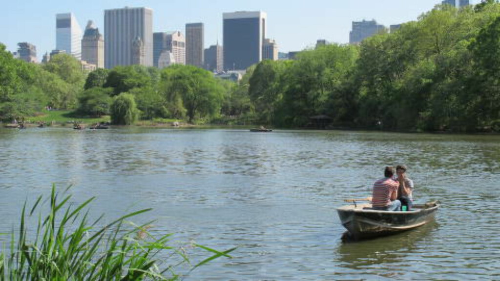CENTRAL PARK: Her kan du og din kjære leie robåt eller kjøre hest og vogn - eller bare rusle rundt. Foto: VEGARD KRISTIANSEN KVAALE CENTRAL PARK: Her kan du og din kjære leie robåt eller kjøre hest og vogn - eller bare rusle rundt. Foto: VEGARD KRISTIANSEN KVAALE
