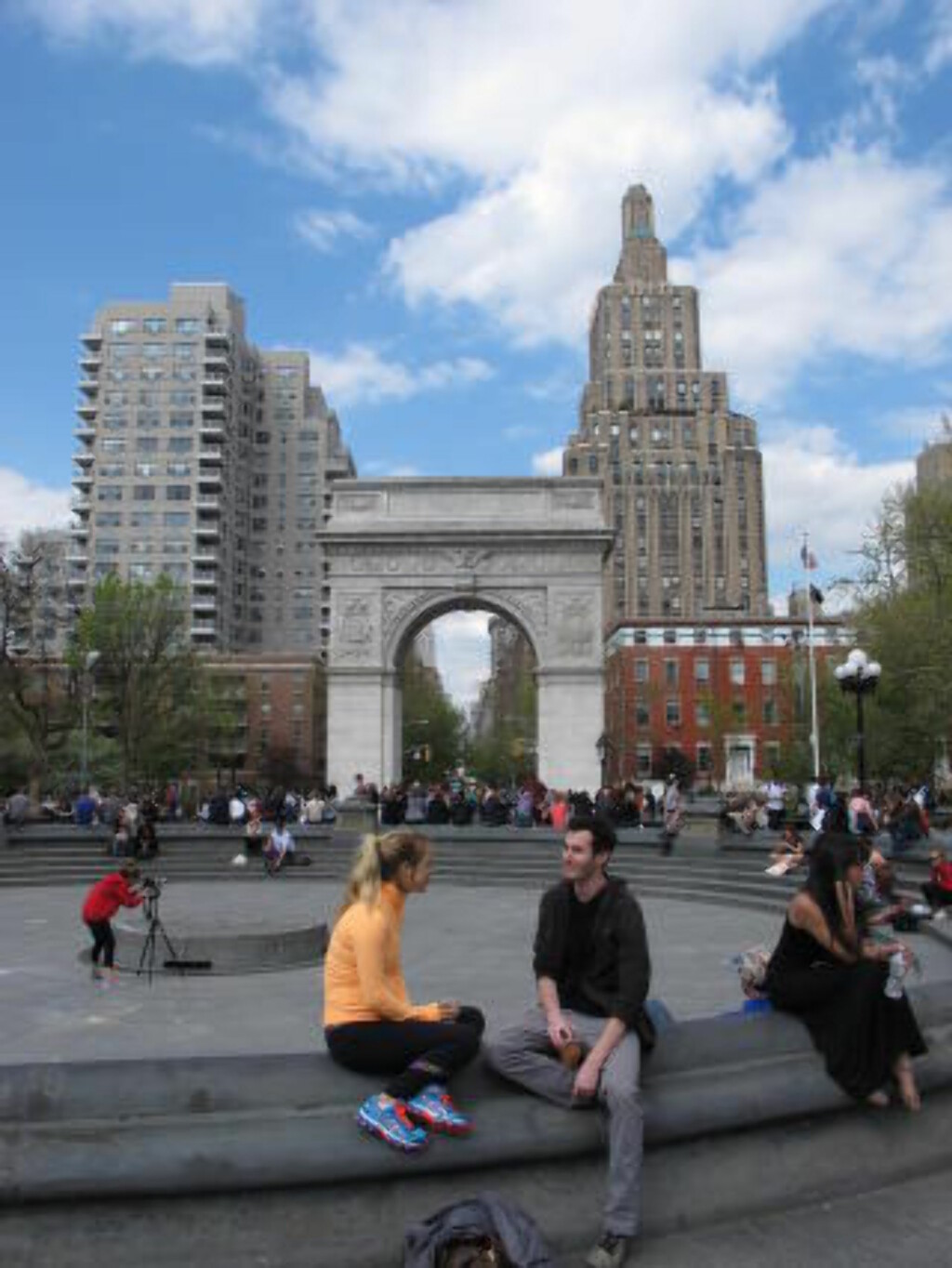WASHINGTON SQUARE PARK: Hit kommer gamle hippier, unge New York University-studenter, gatemusikanter og andre for å nyte sola, den svære fontena og triumfbuen. Foto: VEGARD KRISTIANSEN KVAALE WASHINGTON SQUARE PARK: Hit kommer gamle hippier, unge New York University-studenter, gatemusikanter og andre for å nyte sola, den svære fontena og triumfbuen. Foto: VEGARD KRISTIANSEN KVAALE