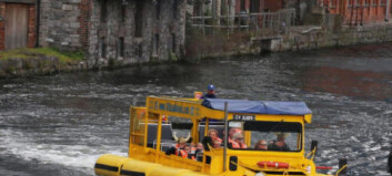 Fyller amfibiebil fra krigen med turister og kler dem ut som vikinger Fyller amfibiebil fra krigen med turister og kler dem ut som vikinger
