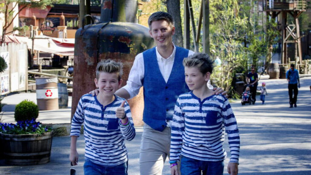 TOMMEL OPP: Marcus og Martinus Gunnarsen (12) er strålende fornøyde med sommerjobben de har fått. Foto: Øistein Norum Monsen / Dagbladet TOMMEL OPP: Marcus og Martinus Gunnarsen (12) er strålende fornøyde med sommerjobben de har fått. Foto: Øistein Norum Monsen / Dagbladet