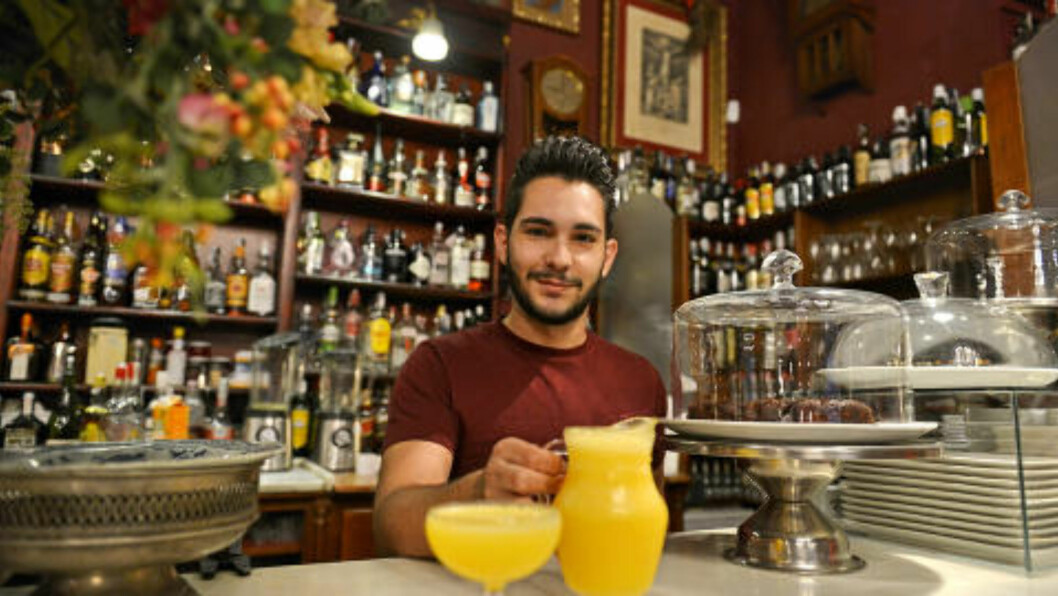 <strong>PÅ SLUMP:</strong> - Folk ser ut til å mene at vi lager byens beste agua de Valecia, sier Café de las Horas? bartender Javier Linuesa, som blander sine cocktails helt uten målebeger. Foto: GJERMUND GLESNES <strong>PÅ SLUMP:</strong> - Folk ser ut til å mene at vi lager byens beste agua de Valecia, sier Café de las Horas? bartender Javier Linuesa, som blander sine cocktails helt uten målebeger. Foto: GJERMUND GLESNES