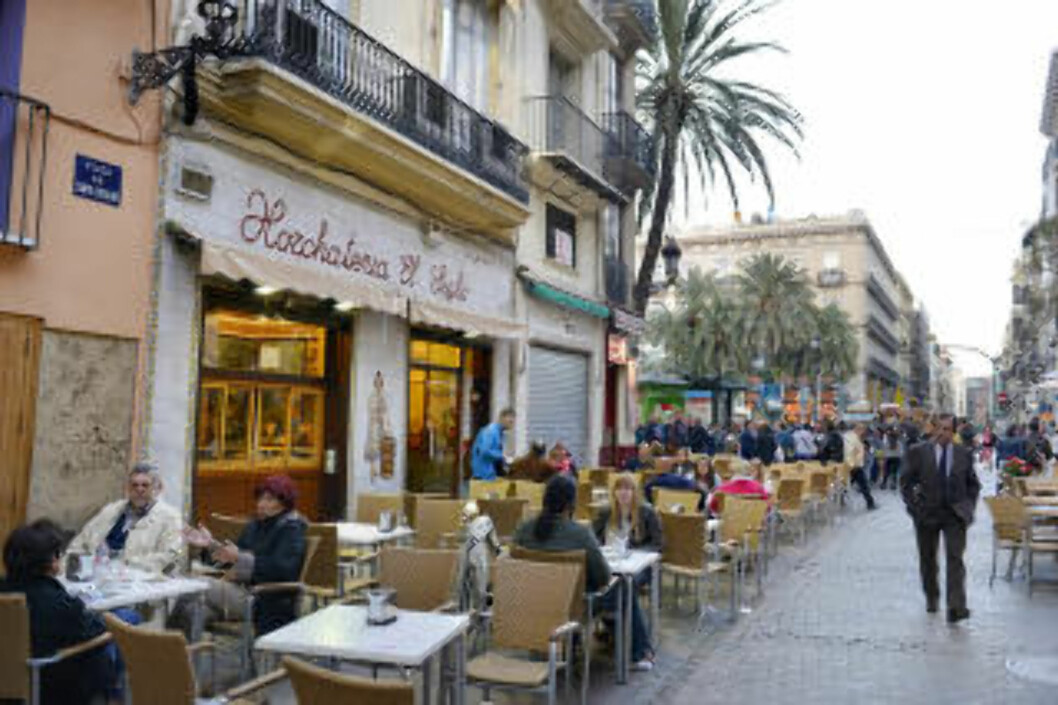<strong>HORCHATA:</strong> Ingen bør forlate Valencia uten å ha prøvd byens alkoholfrie spesialitet: Nøttedrikken horchata. Gamlebyen har egne horchateriaer som har spesialisert seg på drikken, som smaker spesielt godt sammen med kake. Foto: GJERMUND GLESNES <strong>HORCHATA:</strong> Ingen bør forlate Valencia uten å ha prøvd byens alkoholfrie spesialitet: Nøttedrikken horchata. Gamlebyen har egne horchateriaer som har spesialisert seg på drikken, som smaker spesielt godt sammen med kake. Foto: GJERMUND GLESNES