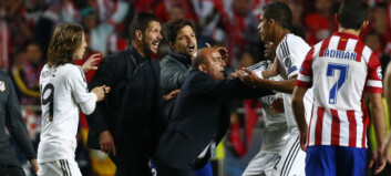 Rasende Diego Simeone stormet banen i jakt på Real-spiller Rasende Diego Simeone stormet banen i jakt på Real-spiller