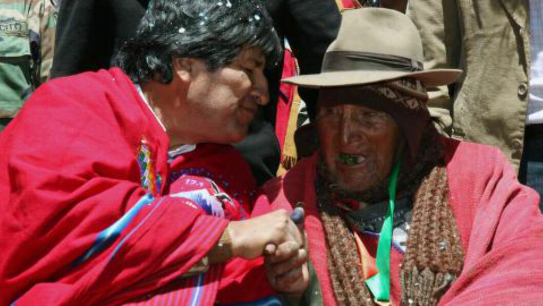MØTTE PRESIDENTEN: Her møter Carmelo Flores presidenten i Bolivia, Evo Morales. Foto: AFP Photo/ABI/NTB Scanpix MØTTE PRESIDENTEN: Her møter Carmelo Flores presidenten i Bolivia, Evo Morales. Foto: AFP Photo/ABI/NTB Scanpix