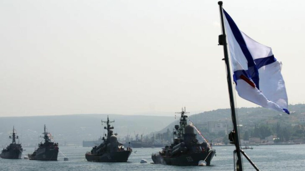 MUSKLER TIL HAVS: Russiske og ukrainske militærskip under en mønstring i Sevastopol 28. juli i fjor. Foto: Vasilij Batanov, AFP/NTB Scanpix. MUSKLER TIL HAVS: Russiske og ukrainske militærskip under en mønstring i Sevastopol 28. juli i fjor. Foto: Vasilij Batanov, AFP/NTB Scanpix.