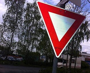 Statens vegvesen vil ha flere vikepliktsskilt Statens vegvesen vil ha flere vikepliktsskilt