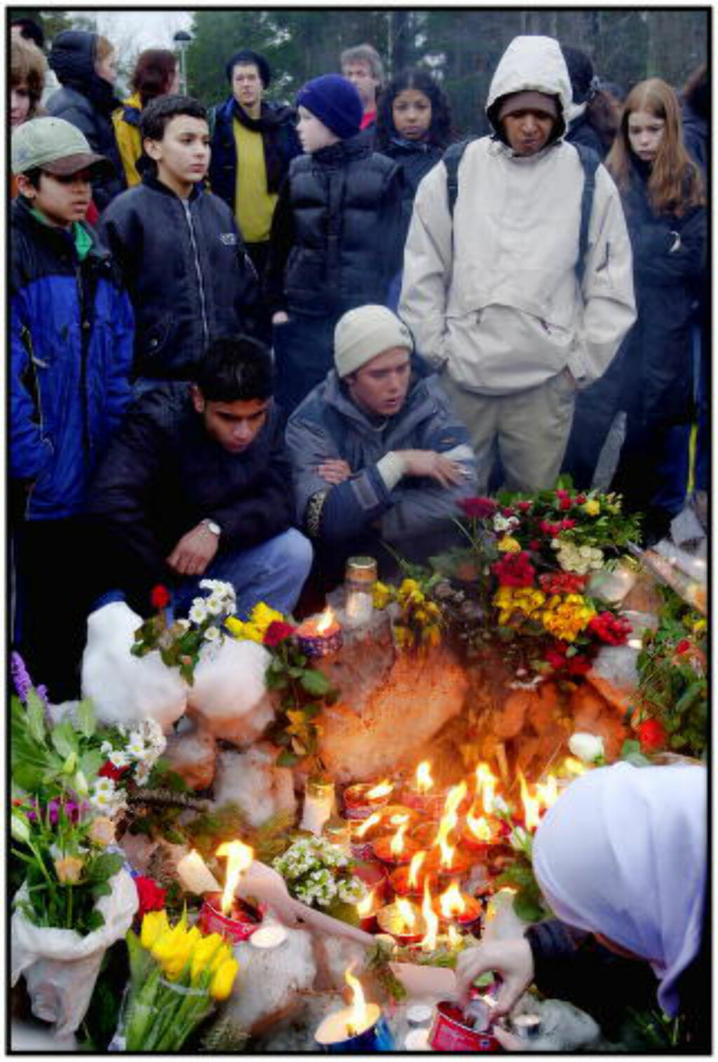 SJOKKET: Det aller verste sjedde da
Benjamin Hermansen (15) ble stukket ned og drept av nynazister på Holmlia 26. januar 2001. Venner og naboer av Benjamin samlet seg på åstedet og tente lys. SJOKKET: Det aller verste sjedde da
Benjamin Hermansen (15) ble stukket ned og drept av nynazister på Holmlia 26. januar 2001. Venner og naboer av Benjamin samlet seg på åstedet og tente lys.