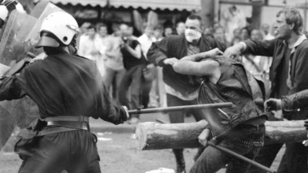 DEMONSTRASJONER: Situasjonen på slutten av 80-tallet også hadde betydning for 90-tallets gatekriger. Det gikk hardt for seg i Oslo sentrum da demonstranter og politi støtte sammen under demonstrasjonen mot Oslo kommunes festmiddag for Dronning Margrethe den 12. juni 1988. Demonstrantene hadde også en rambukk (bildet) som de ville prøve å komme seg inn i Rådhuset med. FOTO: Eystein Hanssen DEMONSTRASJONER: Situasjonen på slutten av 80-tallet også hadde betydning for 90-tallets gatekriger. Det gikk hardt for seg i Oslo sentrum da demonstranter og politi støtte sammen under demonstrasjonen mot Oslo kommunes festmiddag for Dronning Margrethe den 12. juni 1988. Demonstrantene hadde også en rambukk (bildet) som de ville prøve å komme seg inn i Rådhuset med. FOTO: Eystein Hanssen